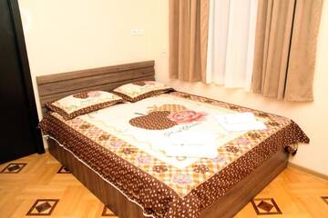 Фото номера Трехместный номер с ванной Гостевой дом Guesthouse Fatima г. Сигнахи 3