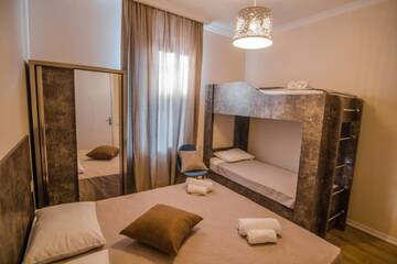 Фото номера Семейный номер Отель Boutique Hotel BelleVue г. Сигнахи 4