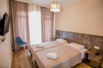 Фото номера Двухместный номер с 2 отдельными кроватями и балконом Отель Boutique Hotel BelleVue г. Сигнахи 2