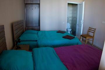Фото номера Трехместный номер с видом на горы Гостевой дом Guest House Aisi г. Сигнахи 2