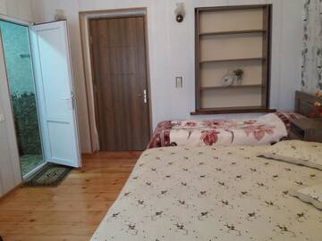 Фото номера Четырехместный номер Гостевой дом Martinichi Guest House г. Сигнахи 5