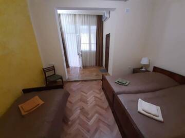 Фото номера Трехместный номер с основными удобствами Гостевой дом Guest House Vista г. Сигнахи 2