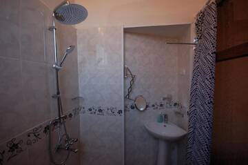 Фото номера Семейный номер с балконом Гостевой дом Lelis Guest House г. Сигнахи 6