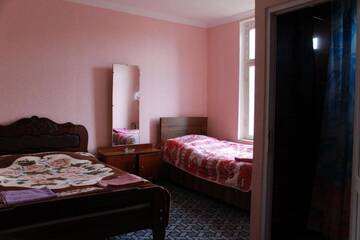 Фото номера Бюджетный трехместный номер Отели типа «постель и завтрак» Guest House Shota г. Сигнахи 78