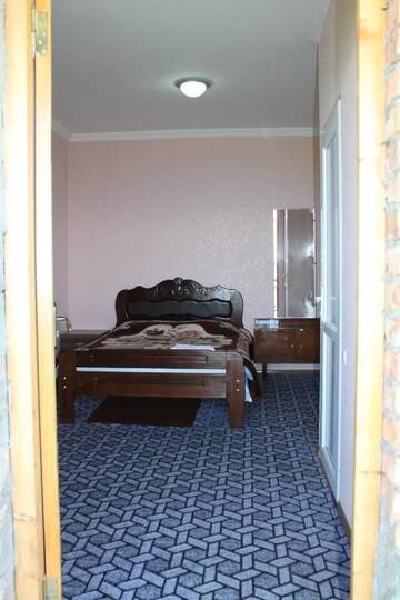 Фото номера Бюджетный трехместный номер Отели типа «постель и завтрак» Guest House Shota г. Сигнахи 47