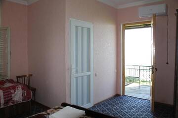 Фото номера Бюджетный трехместный номер Отели типа «постель и завтрак» Guest House Shota г. Сигнахи 48