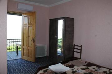 Фото номера Бюджетный трехместный номер Отели типа «постель и завтрак» Guest House Shota г. Сигнахи 49