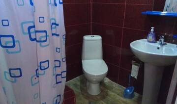 Фото номера Бюджетный трехместный номер Отели типа «постель и завтрак» Guest House Shota г. Сигнахи 103