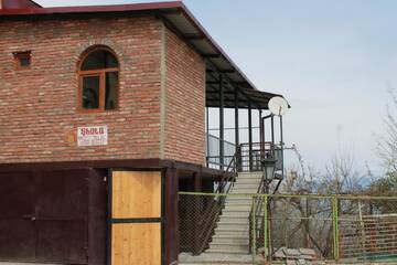 Фото номера Бюджетный трехместный номер Отели типа «постель и завтрак» Guest House Shota г. Сигнахи 18