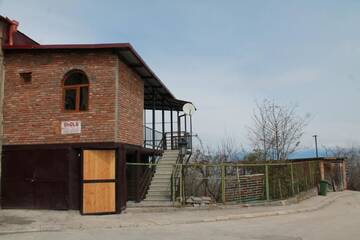 Фото номера Бюджетный трехместный номер Отели типа «постель и завтрак» Guest House Shota г. Сигнахи 19