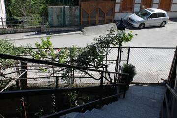 Фото номера Бюджетный трехместный номер Отели типа «постель и завтрак» Guest House Shota г. Сигнахи 8