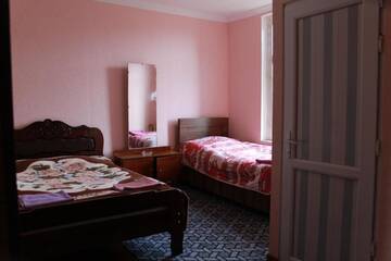 Фото номера Бюджетный трехместный номер Отели типа «постель и завтрак» Guest House Shota г. Сигнахи 80