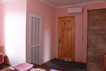 Фото номера Бюджетный трехместный номер Отели типа «постель и завтрак» Guest House Shota г. Сигнахи 81