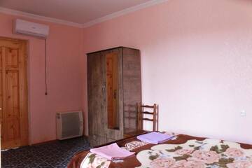 Фото номера Бюджетный трехместный номер Отели типа «постель и завтрак» Guest House Shota г. Сигнахи 38