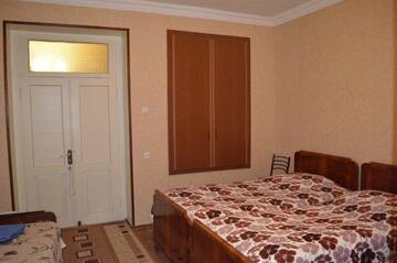 Фото номера Трехместный номер с душем Гостевой дом Tsminda Giorgi Apartment г. Сигнахи 2