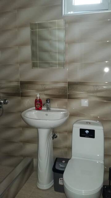 Фото номера Трехместный номер с ванной комнатой Гостевой дом Tsminda Giorgi Apartment г. Сигнахи 2
