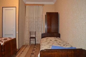 Фото номера Трехместный номер с душем Гостевой дом Tsminda Giorgi Apartment г. Сигнахи 3