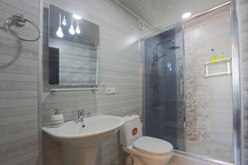 Фото номера Двухместный номер Делюкс с 1 кроватью и душем Гостевой дом Guest House Eka &amp; Gio г. Сигнахи 3