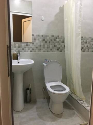 Фото номера Трехместный номер с ванной комнатой Гостевой дом LiBe Guest House г. Сигнахи 14