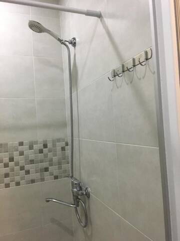 Фото номера Трехместный номер с ванной комнатой Гостевой дом LiBe Guest House г. Сигнахи 11