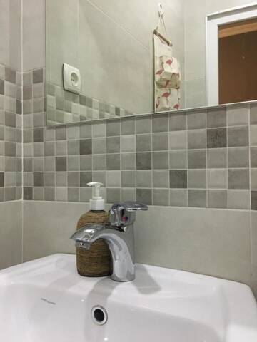 Фото номера Трехместный номер с ванной комнатой Гостевой дом LiBe Guest House г. Сигнахи 13