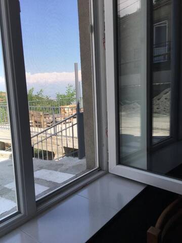 Фото номера Трехместный номер с ванной комнатой Гостевой дом LiBe Guest House г. Сигнахи 22