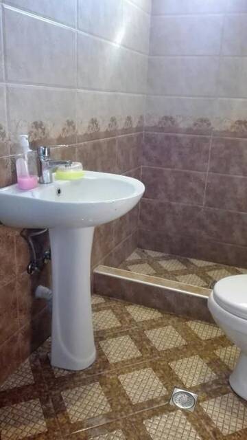 Фото номера Трехместный номер с ванной комнатой Гостевой дом Goga Guesthouse г. Сигнахи 9