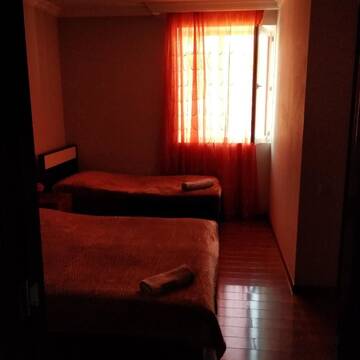 Фото номера Трехместный номер с ванной комнатой Гостевой дом Goga Guesthouse г. Сигнахи 3