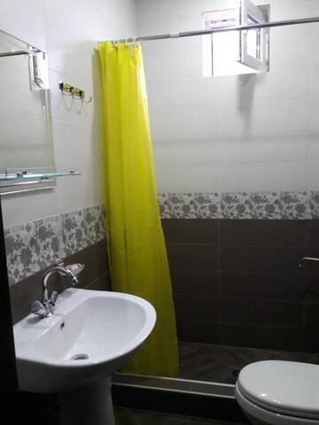 Фото номера Стандартный трехместный номер Гостевой дом Goga Guesthouse г. Сигнахи 7