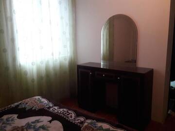 Фото номера Стандартный трехместный номер Гостевой дом Goga Guesthouse г. Сигнахи 4