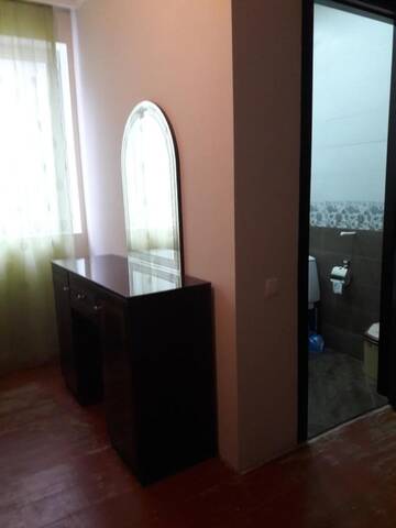 Фото номера Стандартный трехместный номер Гостевой дом Goga Guesthouse г. Сигнахи 5