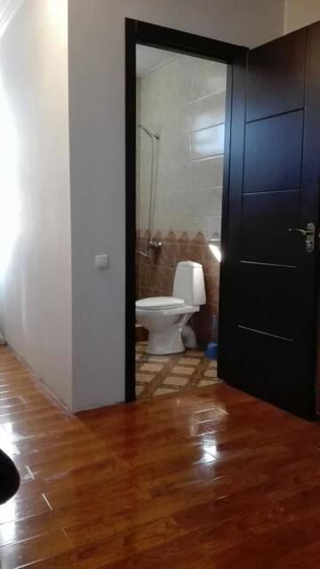 Фото номера Трехместный номер с ванной комнатой Гостевой дом Goga Guesthouse г. Сигнахи 7