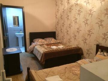Фото номера Классический трехместный номер Гостевой дом Guest House Loza г. Сигнахи 4