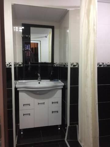 Фото номера Трехместный номер с собственной ванной комнатой Гостевой дом Guest House Loza г. Сигнахи 8