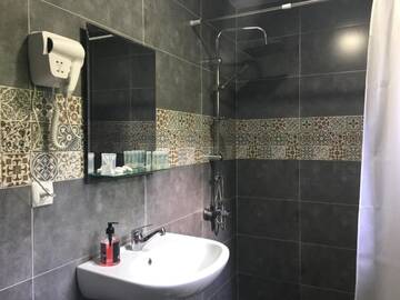 Фото номера Трехместный номер с ванной комнатой Гостевой дом Guest House Maradona г. Сигнахи 5