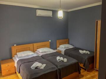 Фото номера Трехместный номер с ванной комнатой Гостевой дом Guest House Maradona г. Сигнахи 4