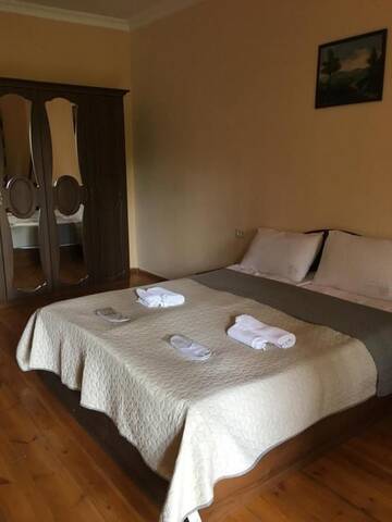 Фото номера Трехместный номер с собственной ванной комнатой Гостевой дом Guest House Happy Holiday г. Сигнахи 10