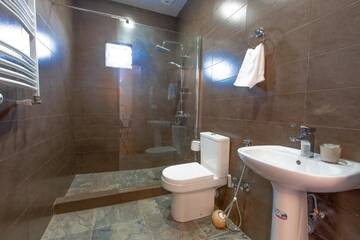 Фото номера Стандартный двухместный номер с 1 кроватью Мини-отель 4 Rooms Boutique Hotel г. Сигнахи 12