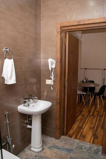 Фото номера Стандартный двухместный номер с 1 кроватью Мини-отель 4 Rooms Boutique Hotel г. Сигнахи 13